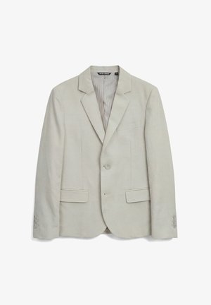 Blazer beige claro de un solo botón con solapas con muesca, dos bolsillos delanteros con solapa y tres botones en cada puño, colocado plano sobre fondo blanco.