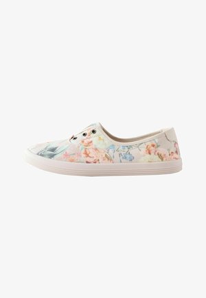 Lyserød slip-on sneaker med flerfarvet blomstret print, gummisål og metaløjer, vist fra ydersiden.