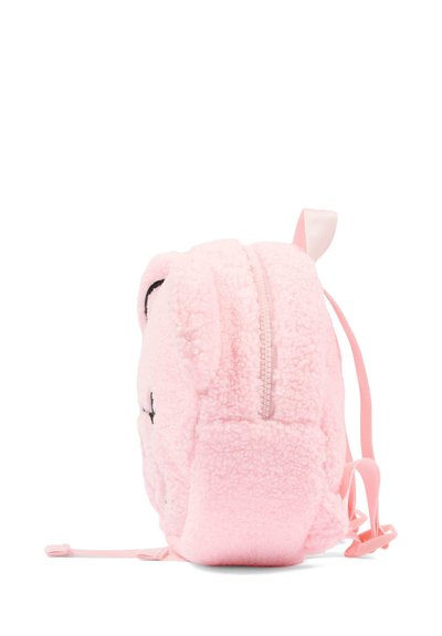 Petit sac à dos rose fluffy avec un visage d'ours en peluche, des oreilles et des bretelles ajustables, présenté de côté sur un fond blanc.
