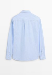 Camicia a maniche lunghe azzurro chiaro con righe verticali, colletto con bottoni e polsini. Presenta un pattina posteriore e un orlo arrotondato. Materiale in cotone.