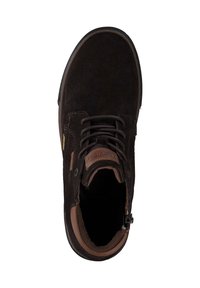 Stivale in suede marrone con punta rotonda, design con lacci e dettagli in pelle beige. Presenta un colletto imbottito e suola in gomma per una buona aderenza.