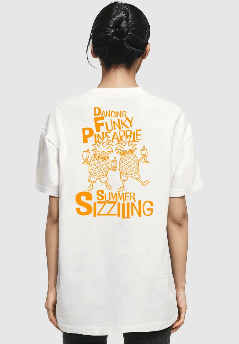 Weißes, übergroßes T-Shirt mit orangefarbigem Grafikdruck von tanzenden Ananas und dem Text: "Tanzende Funky Ananas Sommer Hitze."