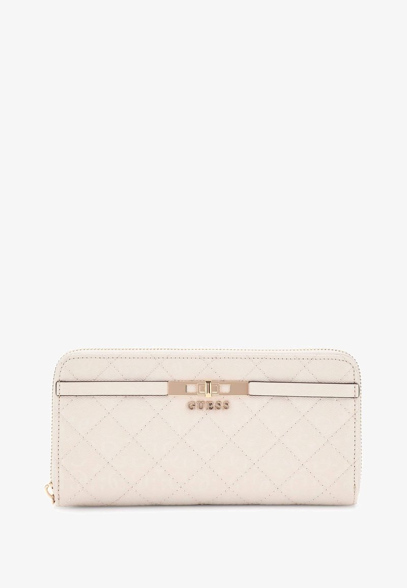 Portefeuille beige matelassé avec accent en hardware doré, featuring un logo de marque et une fermeture éclair. Texture lisse avec un motif en diamant.