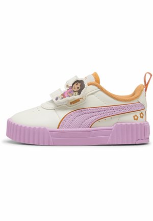 Sneaker per bambini Puma bianca e rosa con suola viola, collo arancione, dettagli floreali e un personaggio dei cartoni animati sulla striscia in velcro.