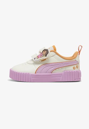 Sneaker per bambini Puma bianca e rosa con suola viola, collo arancione, dettagli floreali e un personaggio dei cartoni animati sulla striscia in velcro.