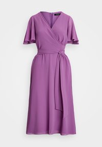 Fialové zavinovací šaty s V výstřihem, volnými rukávy a zavázaným pasem. Vyrobeny z měkké tkaniny, která nabízí splývavý siluetu. Skrytý zadní zip.