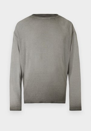 Grå ribstrikket trøje med lange ærmer, rund halsudskæring og afslappet pasform, vist mod en ensfarvet hvid baggrund.