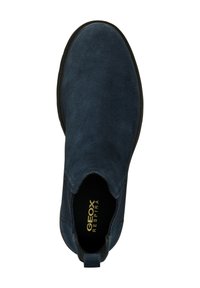 Botín de ante azul marino con paneles elásticos a los lados, puntera redondeada y suela de goma. Presenta la marca "GEOX RESPIRA" en el interior.