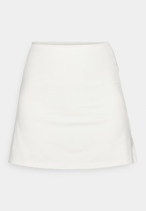 Falda blanca en línea A con una textura suave, de longitud media hasta el muslo y con sutiles detalles en las costuras laterales. Sin cierres o patrones visibles.