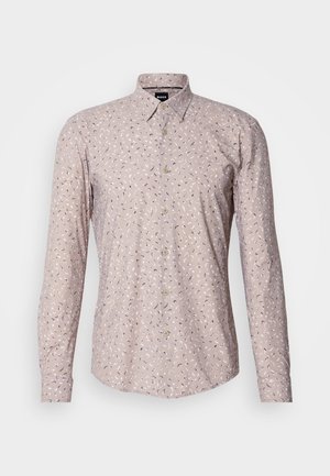 Camisa de manga larga de color rosa claro con un pequeño patrón multicolor, cuello de botón y cierre frontal con botones. Textura de tela suave.