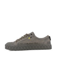 Sneaker in tela grigia con punta in gomma, suola testurizzata, accento giallo a contrasto e marchio visibile sul lato.