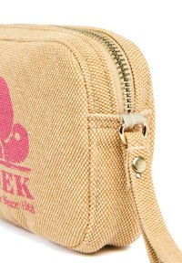 Sac beige texturé avec une fermeture éclair, arborant un logo rose, une bandoulière amovible et des accents en métal doré. Forme rectangulaire.