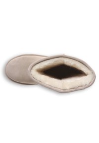 Beige Wildleder-Ankle-Boot mit einem weichen cremefarbenen Futter aus Fell. Runde Form mit flacher Sohle und gesteppten Akzenten entlang der Öffnung.