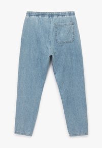 Hellblaue Denim-Hosen mit lockerer Passform, elastischem Bund und einer hinteren Tasche. Glatte Textur, schmal zulaufende Beine mit Saumnähten.