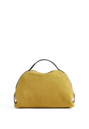 Borsa a mano in suede giallo senape morbido con forma arrotondata e manico nero singolo su sfondo bianco.