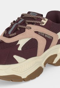 Chunky sneaker σε μπορντό, ροζ και κρεμ χρώματα με κορδόνια με σχέδια, δίχτυ σε πάνελ και σήμανση "Steve Madden" στο πλάι.