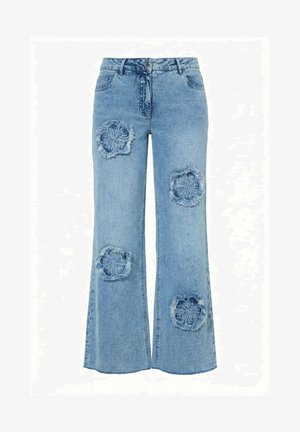 Lichtblauwe spijkerbroeken met uitlopende pijpen, voorzien van vier grote bloemvormige, rafelige patches op de voorkant van de dijen en onderbenen.