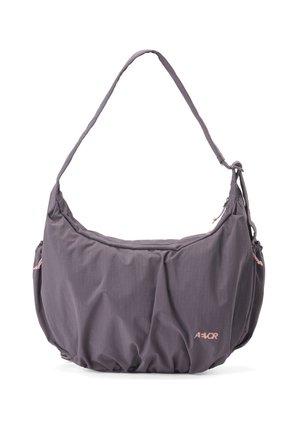 Lila Nylon-Schultertasche mit gerafftem Stoffdesign und verstellbarem Riemen, ausgestattet mit kleinen Seitentaschen und einem dezenten pinkfarbenen Logo.