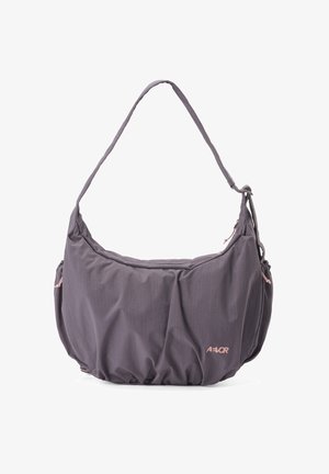 Lila Nylon-Schultertasche mit gerafftem Stoffdesign und verstellbarem Riemen, ausgestattet mit kleinen Seitentaschen und einem dezenten pinkfarbenen Logo.
