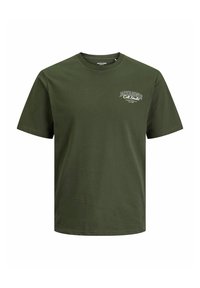 Camiseta de manga corta verde oscuro con el texto blanco "JACK & JONES Coll. Studio" impreso en el lado izquierdo del pecho.