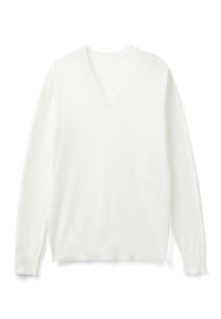 Vit v-ringad tröja i mjukt stickat material, med ribbade ärmslut och nederkant, som har en slät textur och enkel design.