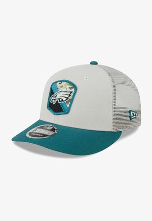 Weißer Snapback-Cap mit tealfarbenem Schirm, Mesh-Rücken und einem gestickten Philadelphia Eagles-Logo in einem Schilddesign mit Tarnakzenten.