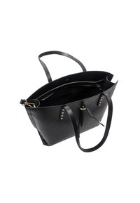 Černá kožená taška přes rameno s texturovaným povrchem, prostorným otevřeným vnitřkem, dvěma pevnými uchy a dekorativními akcenty ve zlatém tónu.