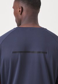 ICANIWILL STRIDE RAGLAN - T-skjorte til trening - navy