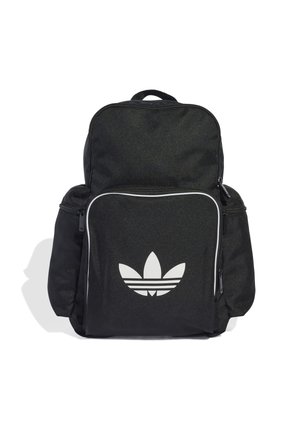 Mochila negra con un gran bolsillo frontal con el logo blanco de Adidas trefoil y dos bolsillos laterales con cremallera, sobre un fondo blanco.