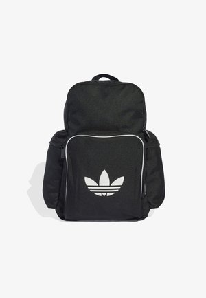 Mochila negra con un gran bolsillo frontal con el logo blanco de Adidas trefoil y dos bolsillos laterales con cremallera, sobre un fondo blanco.