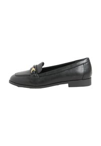 Mocassins en cuir noir avec un bout arrondi, dotés d'un panneau texturé et d'un petit accent en métal doré sur le dessus. Semelle plate.