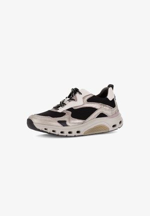 Sportlicher Sneaker mit einem metallischen Silber- und Schwarz-Mesh-Design, einer gepolsterten Sohle mit Ausschnitten und einer strukturierten Oberfläche für besseren Halt.