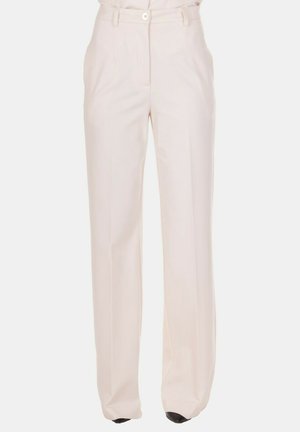 Pantaloni sartoriali color crema con pieghe frontali, chiusura con bottone e cerniera, passanti per cintura e tasche laterali.