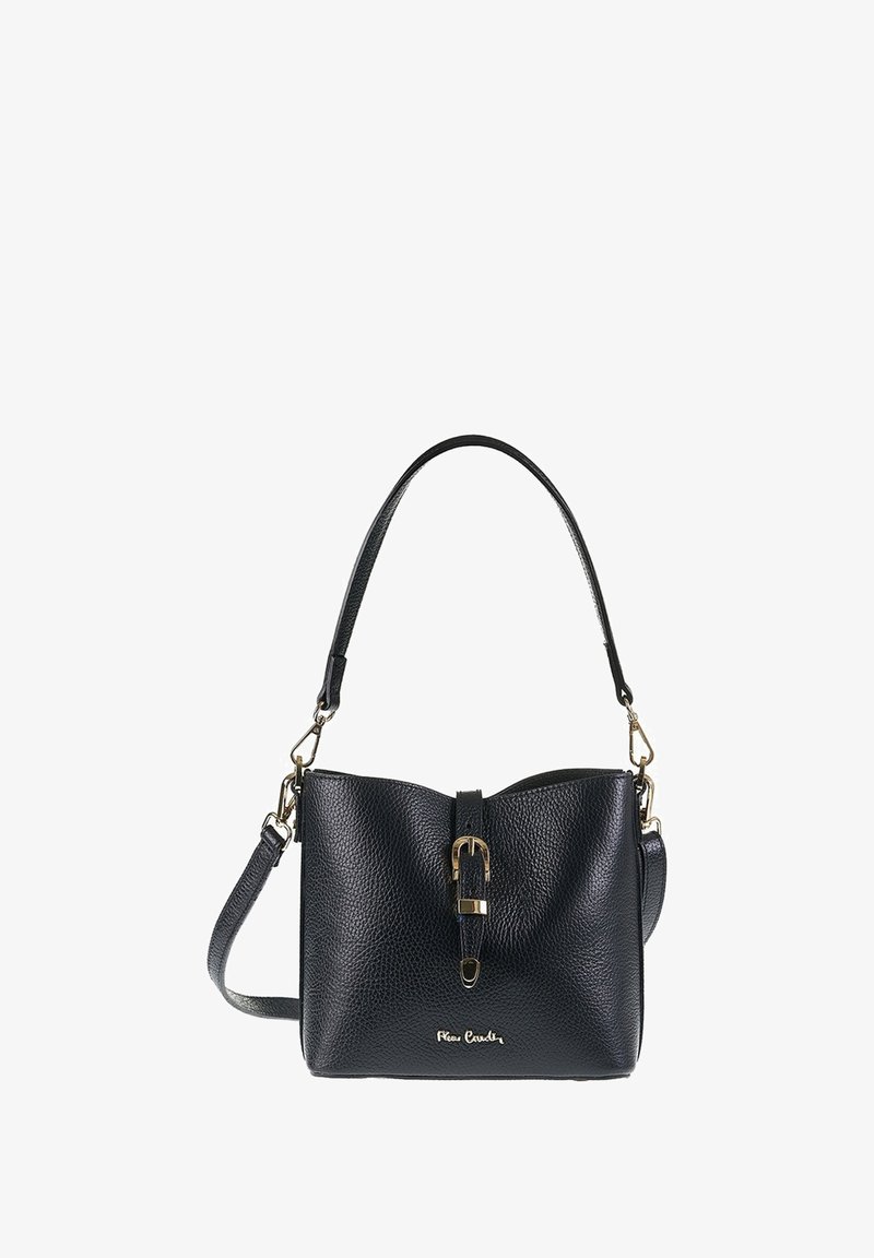 Zwarte leren handtas met een gestructureerde vorm, verstelbare schouderband, gouden hardware-accenten en een centrale gespdetail.