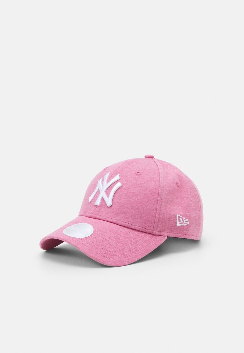 Casquette de baseball rose avec un logo New York Yankees brodé en blanc à l'avant et un logo New Era sur le côté, présentée sur fond blanc.