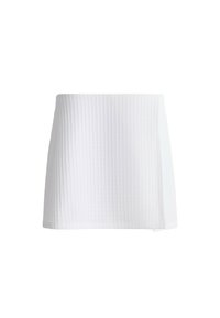 Mini-jupe blanche texturée avec un motif côtelé vertical et horizontal et une légère fente sur un côté.
