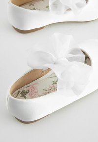 Next BOW MARY JANE WIDE FIT G - Lära-gå-skor - white