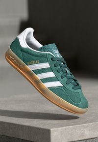 adidas Originals - GAZELLE INDOOR - Baskets basses - collegiate green/footwear white Image miniature 1