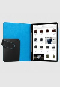 Schwarz-blaues Tablethülle mit weicher Textur, ausgestattet mit einem magnetischen Verschluss und einem Stifthalter; Tablet zeigt eine Einkaufswebseite an.