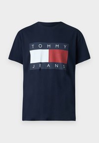 Mørkeblå bomulds t-shirt med et rektangulært grafisk print med hvide, røde og blå sektioner og teksten "TOMMY JEANS". Korte ærmer, rund hals.
