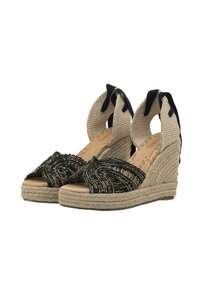 Espadrilles a zeppa intrecciate nere e oro con suola in corda di juta, punta aperta e cinturini alla caviglia neri regolabili. Dettagli in tessuto testurizzato sul tallone.