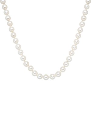 Rangée de perles blanches rondes et uniformément espacées formant un collier sur un fond blanc.