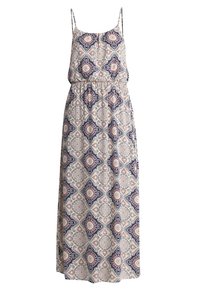 Robe maxi avec fines bretelles, arborant un imprimé géométrique coloré en bleu, rose et crème. Taille élastique, tissu fluide, design long jusqu'au sol.