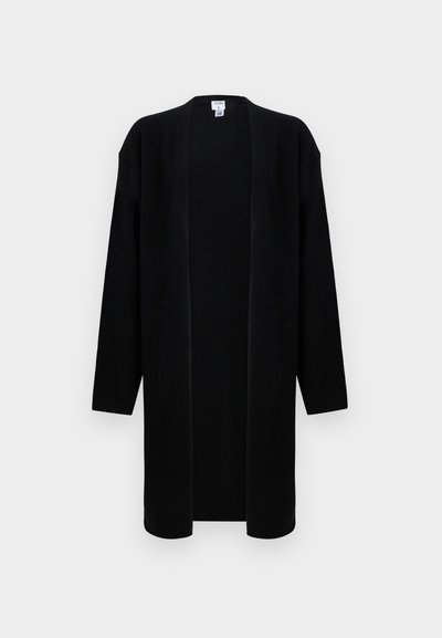 Dlouhý černý cardigan s otevřeným předním dílem, širokými rukávy a jemnou texturou. Má rovný lem a minimalistický design bez zapínání.