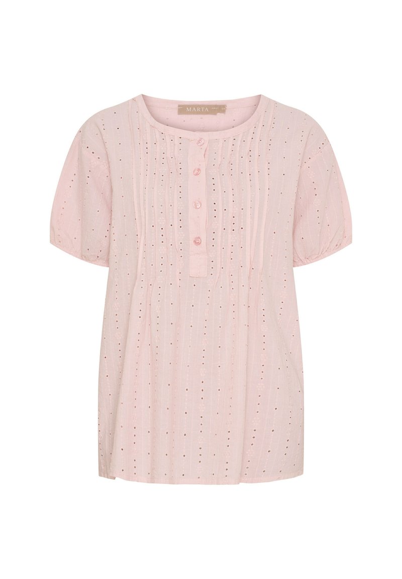 Lys pink kortærmet bluse med knaplukning, der har et tekstureret mønster af små huller og lodrette striber. Blødt, åndbart stof.