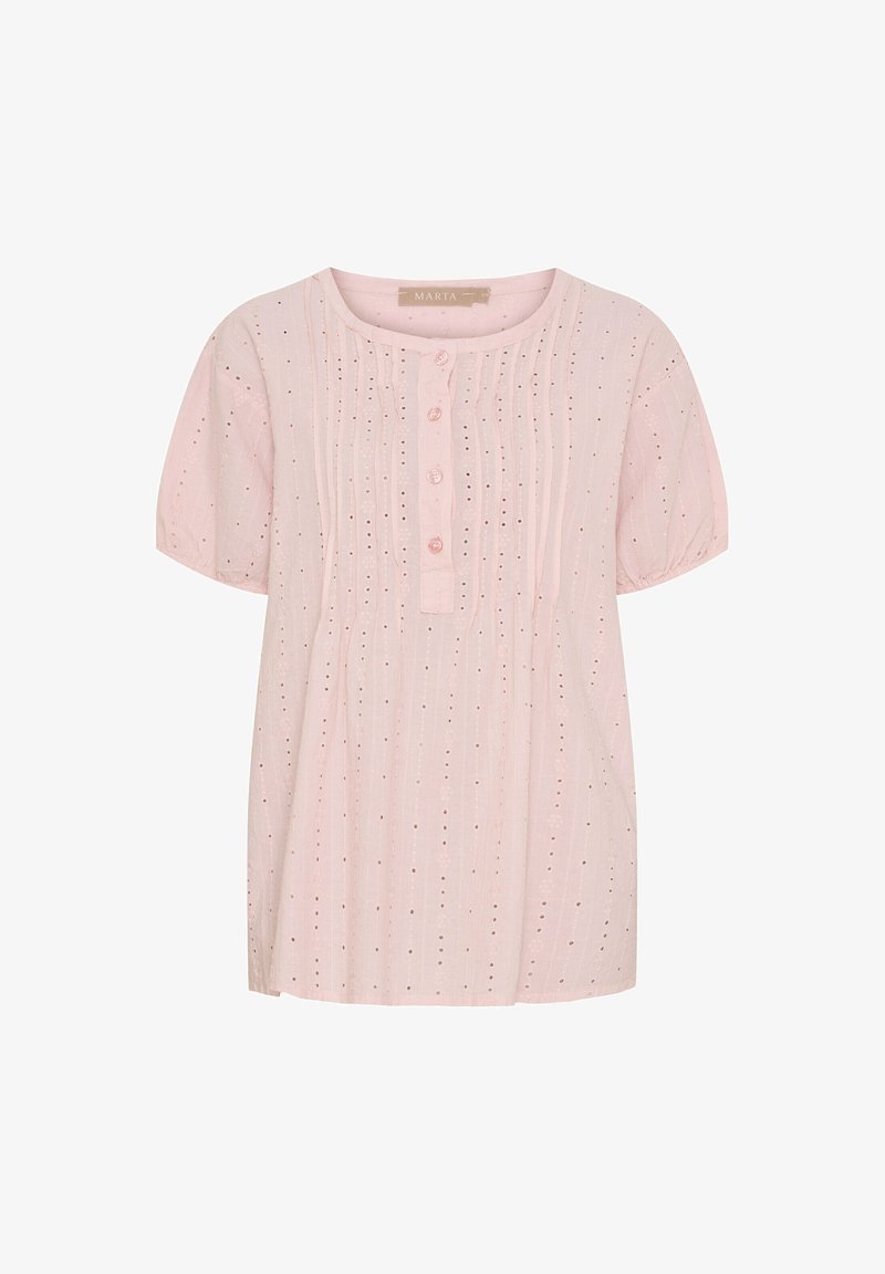 Lys pink kortærmet bluse med knaplukning, der har et tekstureret mønster af små huller og lodrette striber. Blødt, åndbart stof.