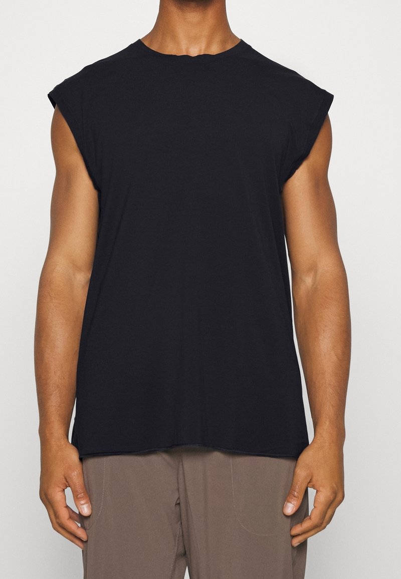 T-shirt sans manches noir en coton doux, doté d'un col rond et d'une coupe décontractée, avec des emmanchures à bords bruts et un ourlet droit.