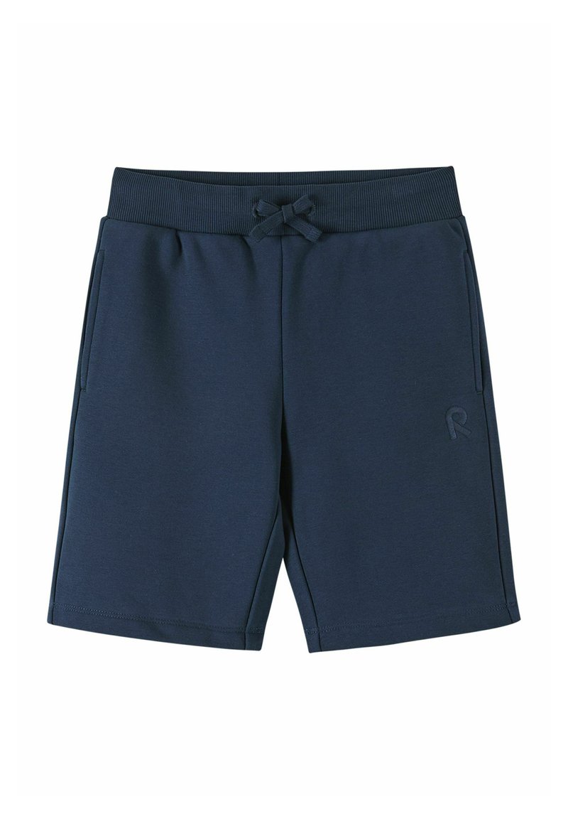 Granatowe szorty z miękkiego materiału, z elastycznym pasem ściąganym sznurkiem, dwiema bocznymi kieszeniami oraz małym wytłoczonym logo na dolnej lewej części.