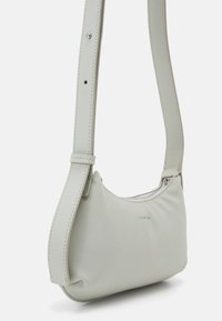 Calvin Klein SOFT CROSSBODY - Τσάντα χιαστί - pearl grey