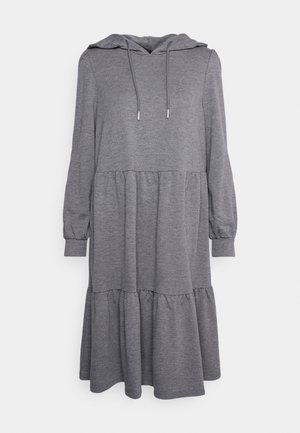 Vestido de capuz cinza feito de tecido suave, com saia em camadas, mangas longas e cordões ajustáveis; ajuste casual e relaxado.